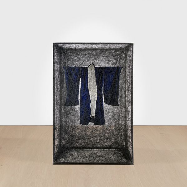 鹽田千春 《生存的狀態（男孩的和服）》2013年作 金屬 黑線 和服 拍品16，估價1,500,000 - 2,500,000港元